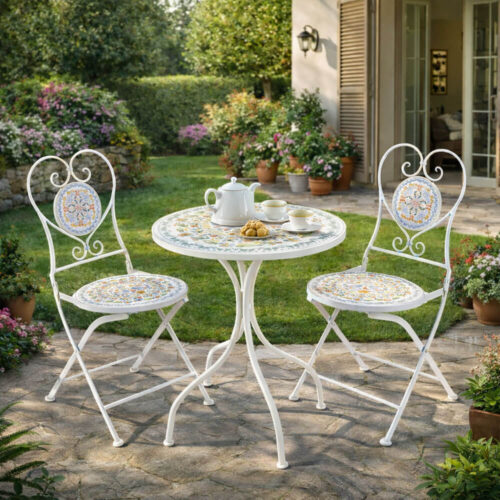 Set da giardino EDG con tavolino rotondo e due sedie bianche decorate con motivi floreali colorati.