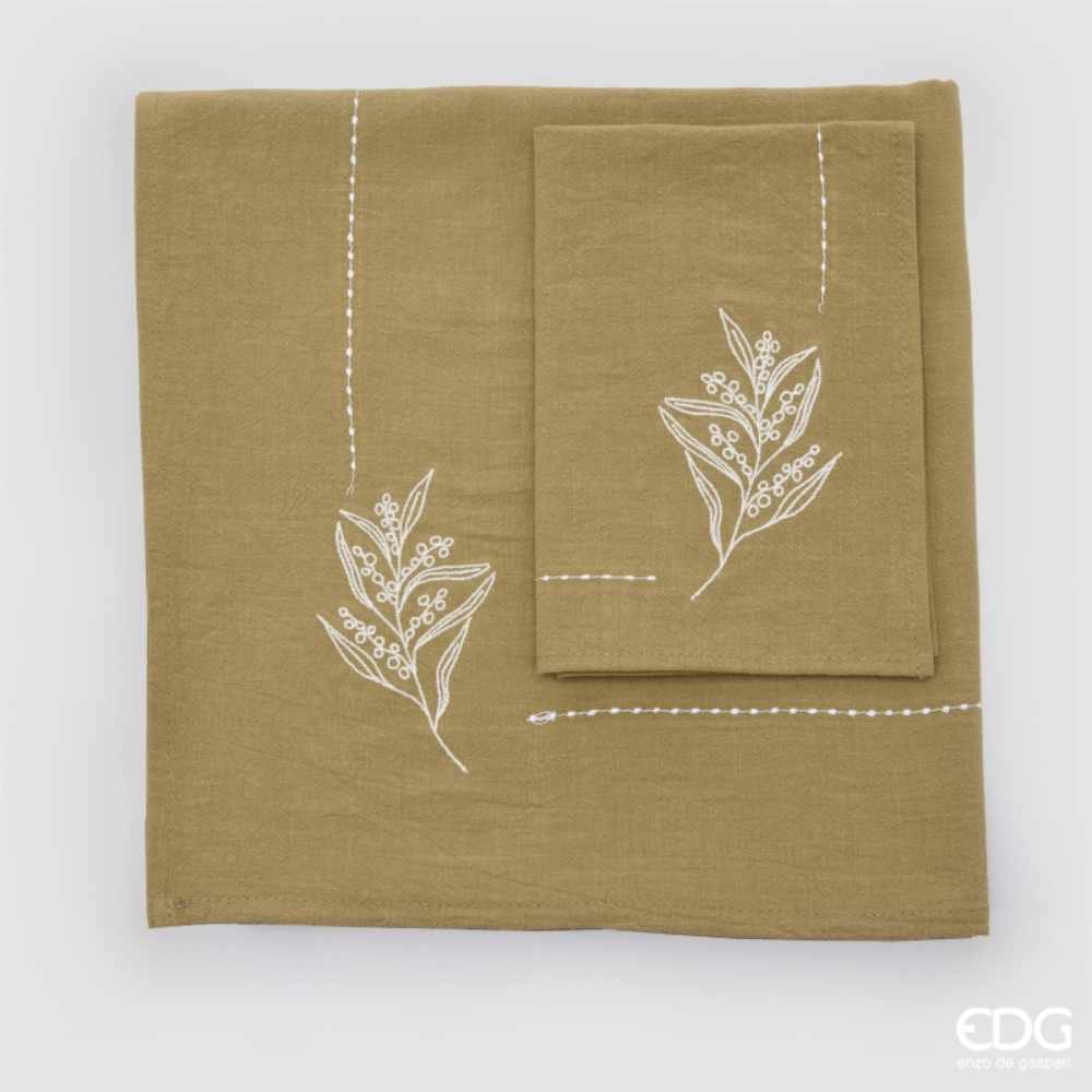 EDG Mantel Rama 130x130 + 4 servilletas 43x43 1 Mantel y servilletas de algodón color oliva con bordado de motivos de ramas blancas y cenefas con pespuntes decorativos.