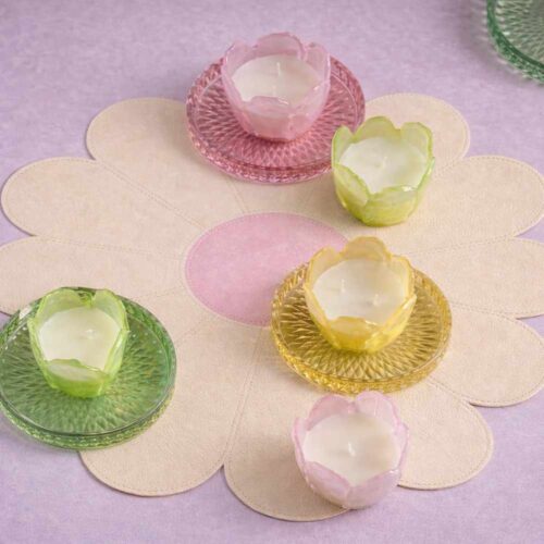 Tovaglietta a forma di margherita color avorio con centro rosa, finitura effetto pelle e cuciture decorative.