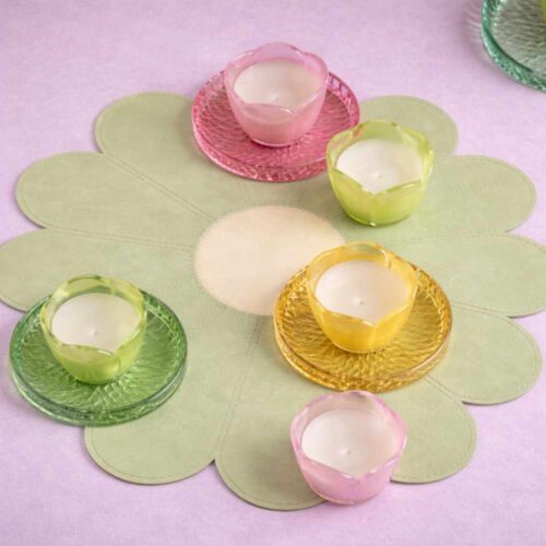 Tovaglietta a forma di margherita verde salvia con centro avorio, finitura effetto pelle e cuciture decorative.