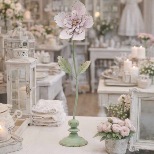 Decoración floral de metal lila con pétalos en capas, pistilos de color cobre y base verde salvia con efecto envejecido.