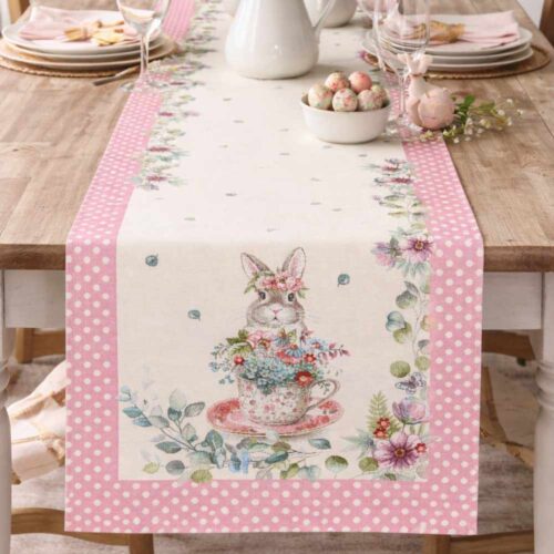 Runner jacquard Nuvole di Stoffa Tè nel Bosco 35x100 con bordi rosa a pois e coniglietto con tazza fiorita.