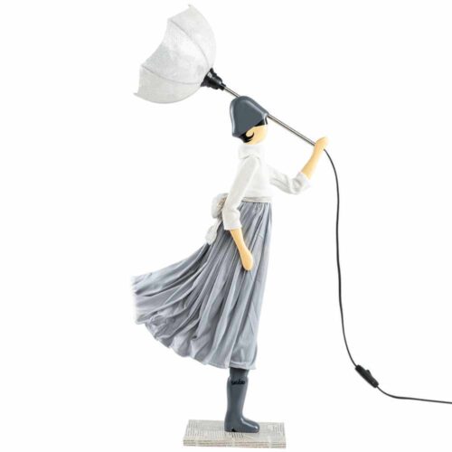 Lampada da tavolo artigianale Arwen con figura femminile in abito grigio e paralume chiaro, altezza 85 cm.