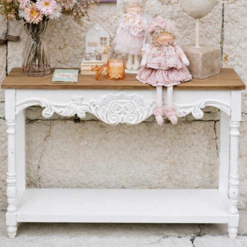 Consolle in legno Nuvole di Stoffa bianca shabby con piano in legno naturale, intaglio frontale e ripiano inferiore.