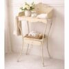Mobiletto in metallo avorio stile shabby con alzatina decorata, maniglie laterali e ripiano con cassetto.