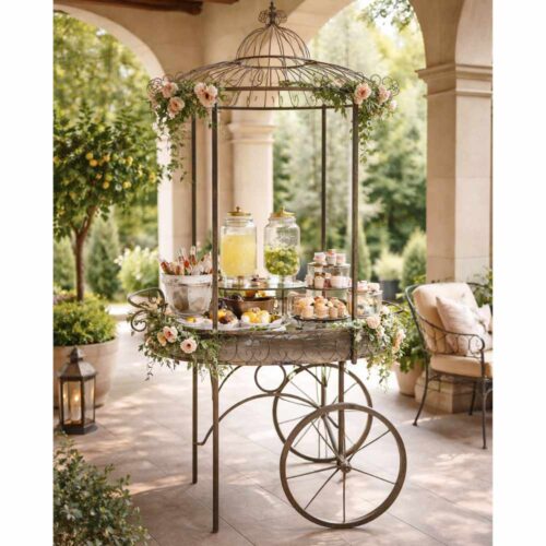 Carretto decorativo in metallo con tetto a cupola in stile gabbia e dettagli arricciati shabby chic.