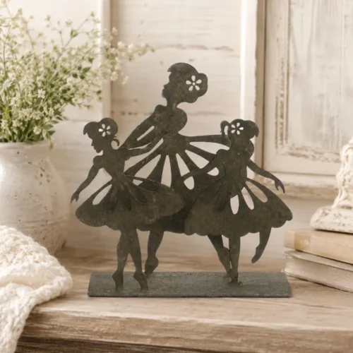 Decorazione in metallo con tre ballerine stilizzate, in posa danzante, con base stabile e finitura anticata.