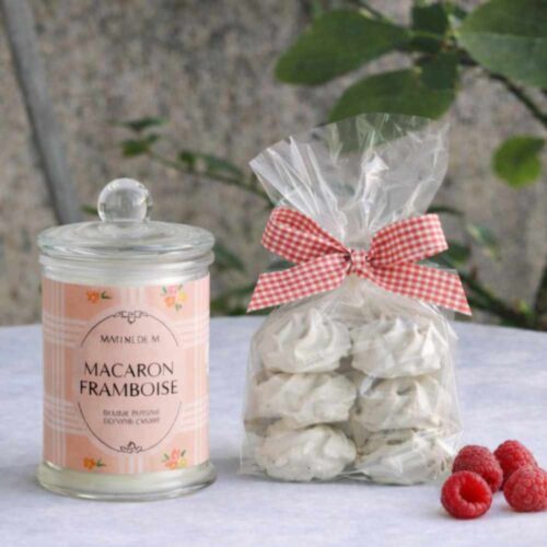 Set regalo Mathilde M Macaron Framboise con candela in vetro con coperchio e 6 meringhe profumate in gesso, in box rosa a quadretti con finestra.
