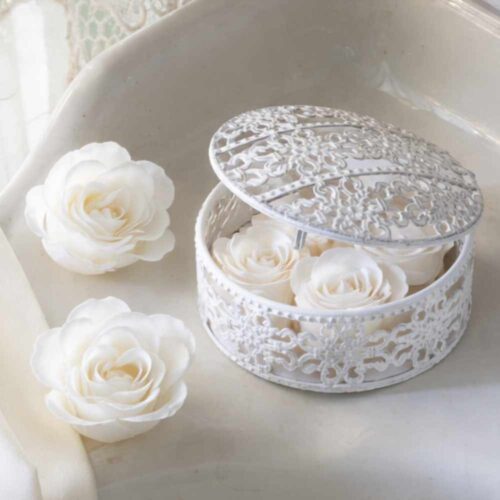 Cofanetto rotondo in metallo con 6 rose bianche di foglie di sapone profumate, scatola ø 10,5 x 5,5 cm.