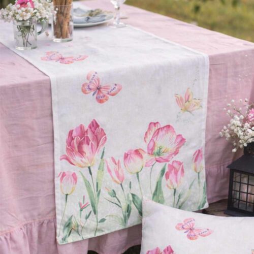 Runner bianco con ricamo artistico di tulipani rosa a stelo lungo e farfalle coordinate su tessuto materico.