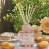 Mathilde M Petite Madeleine diffuseur d'ambiance 180 ml en verre avec bouchon en bois, breloque marguerite et 7 bâtons de rotin, dans un coffret cadeau.