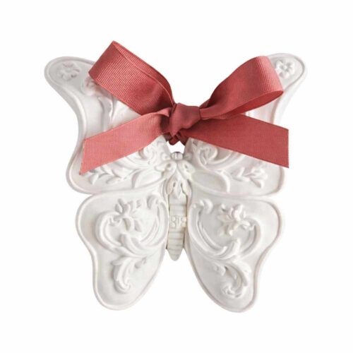 Farfalla profumata Mathilde M Fleur de Cerisier in gesso bianco con rilievi decorativi e fiocco rosa.