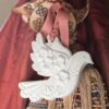 Décor profumato Mathilde M Fleur de Cerisier in gesso bianco a forma di colomba con fiori in rilievo e nastro rosa.