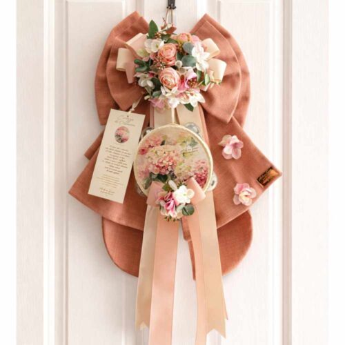 Fiocco decorativo rosa caldo con fiori, tamburello con stampa floreale e nastri lunghi, Madame Fioccò