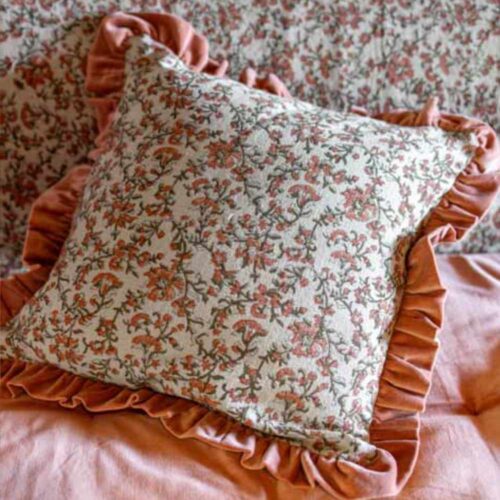 Fodera cuscino Jaipur 45x45 con stampa floreale rosa su fondo chiaro e bordo con frill in velluto rosa salmone.