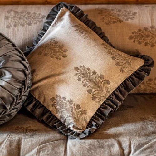 Fodera cuscino Jaipur 45x45 verde con stampa floreale tono su tono e bordo con frill in velluto verde salvia.