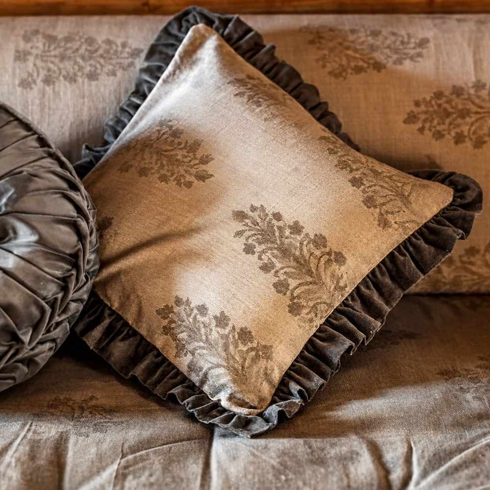 Jaipur 45x45 housse de coussin verte avec imprimé floral ton sur ton et bordure en velours vert sauge.