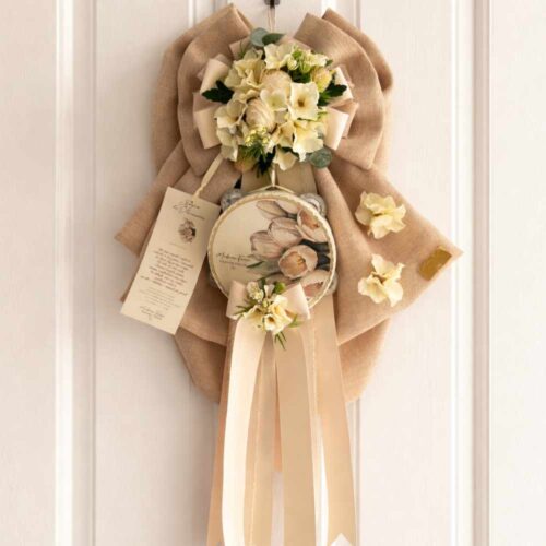 Fiocco decorativo beige con fiori chiari, tamburello con stampa floreale e nastri lunghi, Madame Fioccò