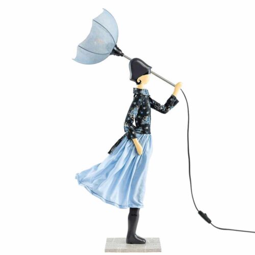 Lampada artigianale Skitso Little Girl Genke con paralume azzurro a forma di ombrello e abito floreale blu.