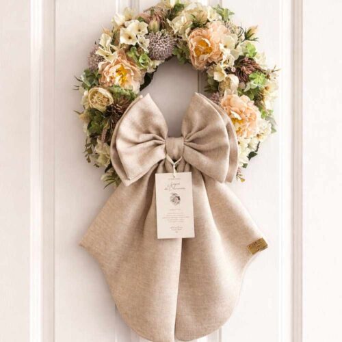 Ghirlanda da appendere 45 cm con fiori chiari, verde e fiocco beige, Madame Fioccò