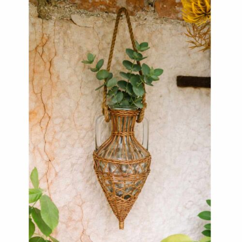 Anfora in vetro con copertura in vimini e manico in corda, 20x20x40 cm.