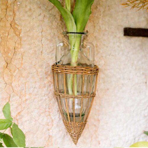 Anfora in vetro con copertura in vimini e manico in corda, 13x13x36 cm.