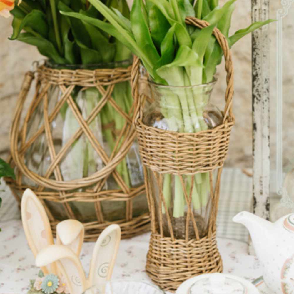 Nuvole di Stoffa Vase en verre avec osier et poignée 28,5 1 Vase en verre transparent avec couvercle et poignée en osier tressé, style naturel, 21x28,5x25 cm.