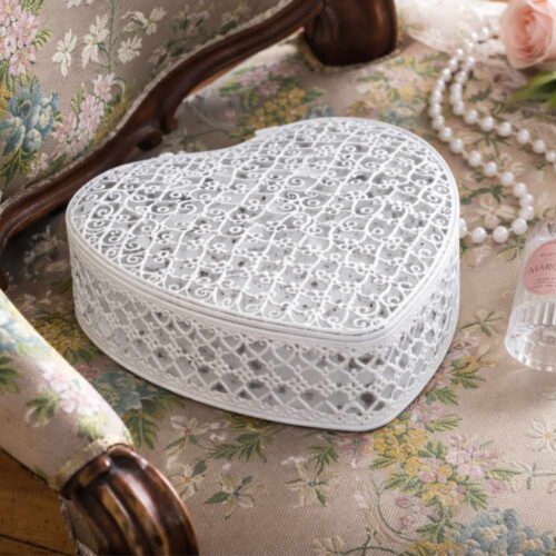 Scatola portagioie a cuore in metallo bianco sbiancato con coperchio traforato decorativo, ø 18,5 cm.