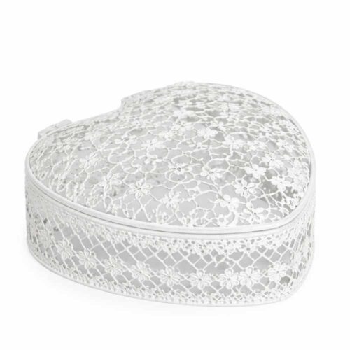 Scatola portagioie a forma di cuore in metallo bianco sbiancato con coperchio traforato decorativo, ø 14 x 6 cm.