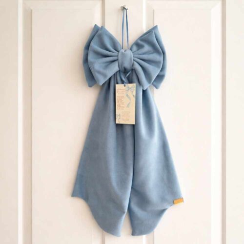 Romántica Madame Fiocco azul cielo h 85 cm con cinta para colgar