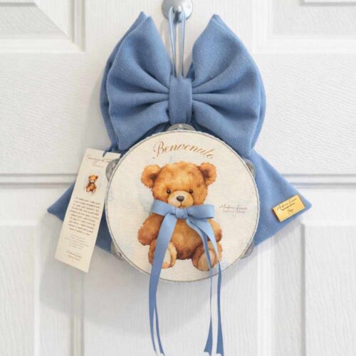 Nounours bleu ciel Tendresse nœud de naissance avec tambourin et écriture Bienvenue h 30 cm Madame Fioccò