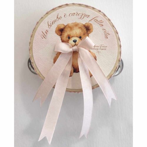 Tambourin Teddy Tendresse rose Ø13 cm avec illustration d'un ours en peluche, nœud en ruban et phrase Un enfant c'est la caresse fait la vie