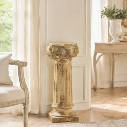 Colonna decorativa beige antichizzata con scanalature e capitello a volute, base quadrata, 29x29x82 cm.