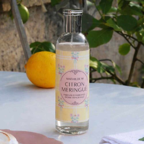 Mathilde M Citron Meringué spray d'ambiance 90 ml dans un flacon en verre avec vaporisateur en métal et étiquette jaune pastel avec détails floraux.