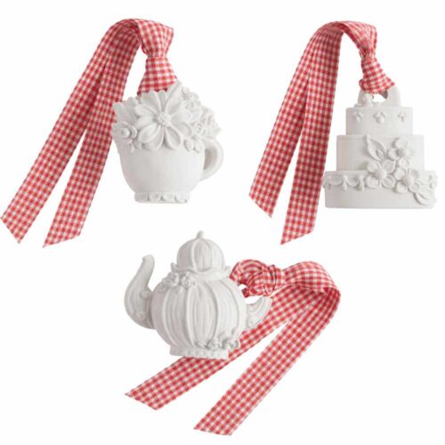 Pochon Mathilde M Macaron Framboise con 3 decoraciones de escayola blanca perfumada (taza, tetera y tarta) con cintas y borlas de vichy rosa.