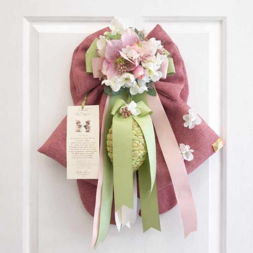 Fiocco pasquale Incanto rosa antico H 50 con composizione floreale e nastri, Madame Fioccò