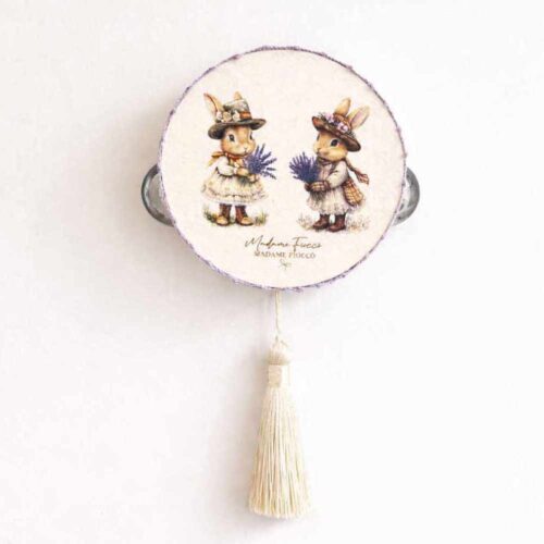 Tamburello da appendere Incanto 10 cm con conigliette country e nappa rosa, Madame Fioccò
