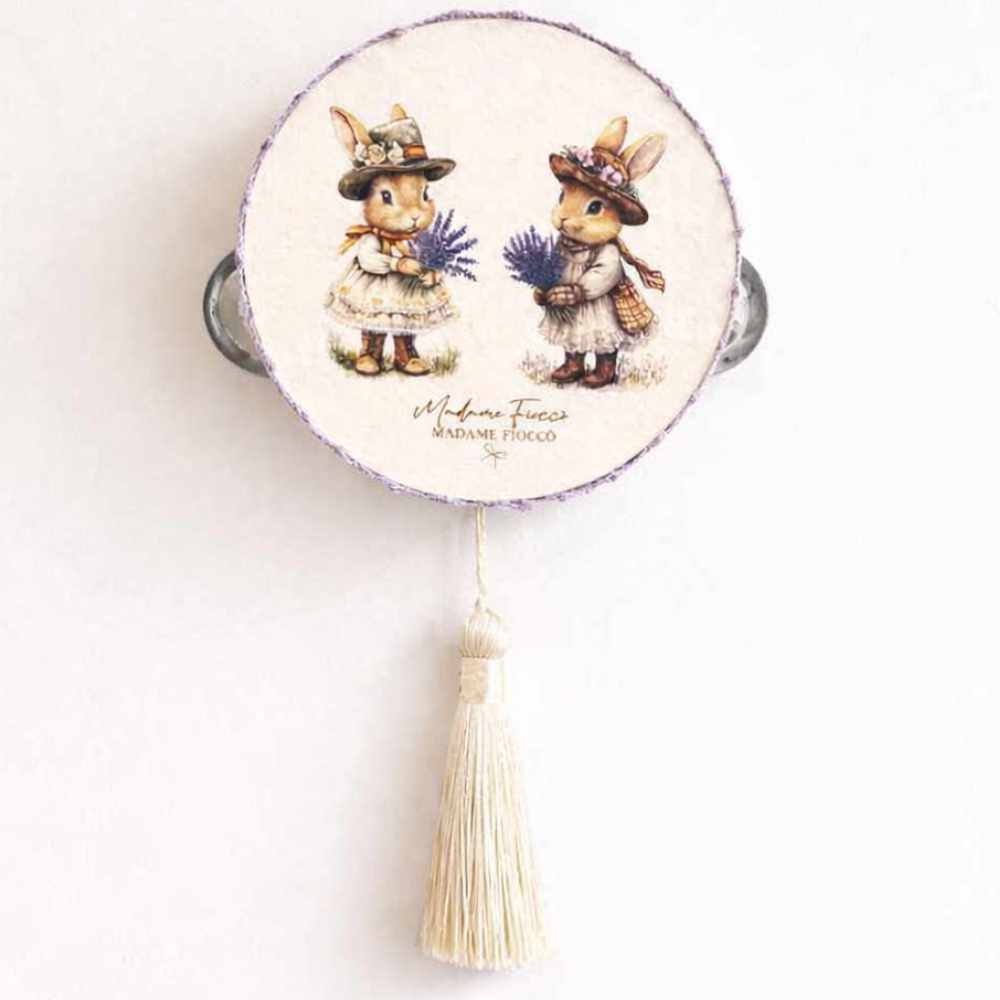 Madame Fioccò Tamburello Incanto 18 cm con nappa rosa 1 Tamburello 18 cm con stampa coniglietti e fiori e nappa rosa, Madame Fioccò