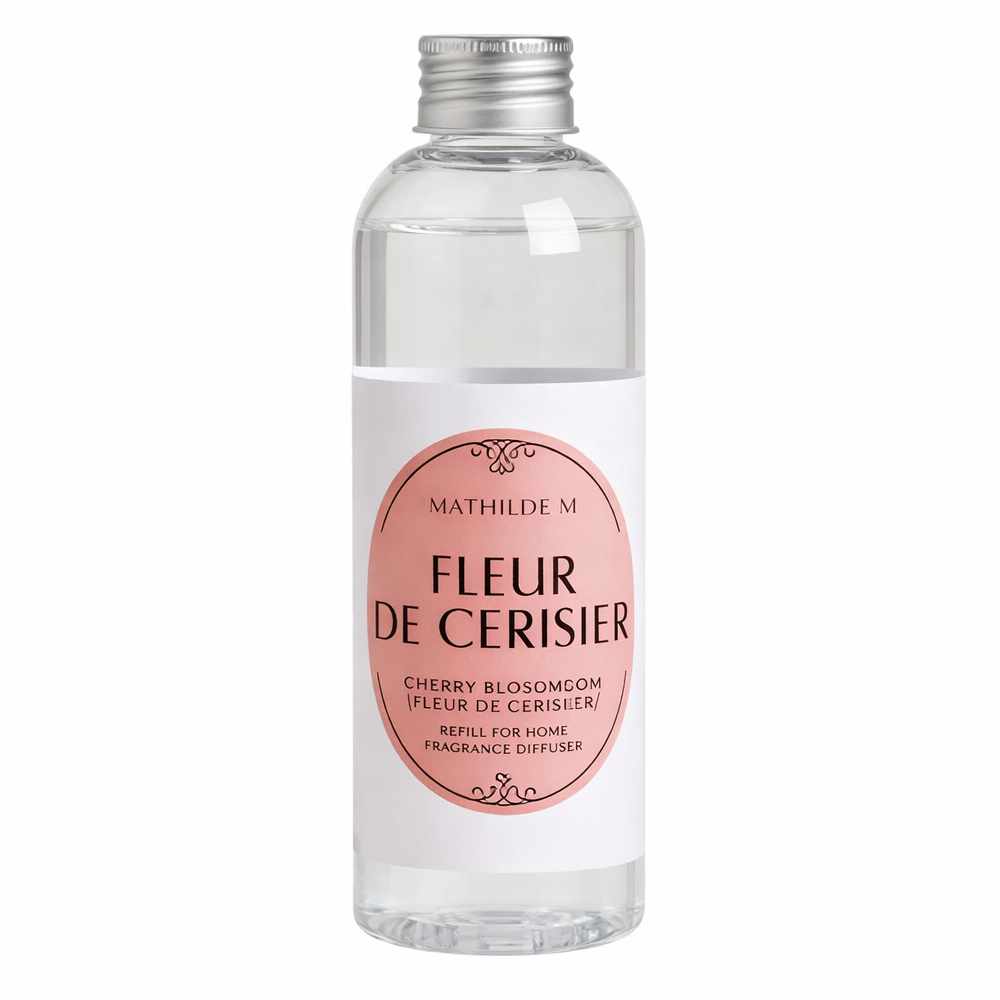 Mathilde M Ricarica Diffusore Fleur de Cerisier 200 ml 1 Ricarica diffusore Mathilde M Fleur de Cerisier 200 ml in flacone trasparente con etichetta rosa cipria e tappo a vite.