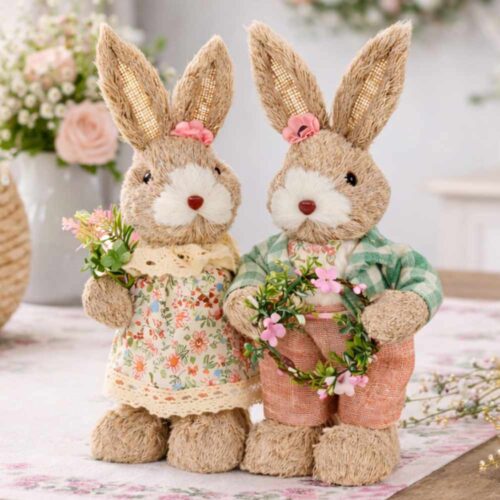 Coppia conigli Nuvole di Stoffa Pepen H 30 cm in peluche, lui con salopette e ghirlanda, lei con vestito floreale e pizzo.