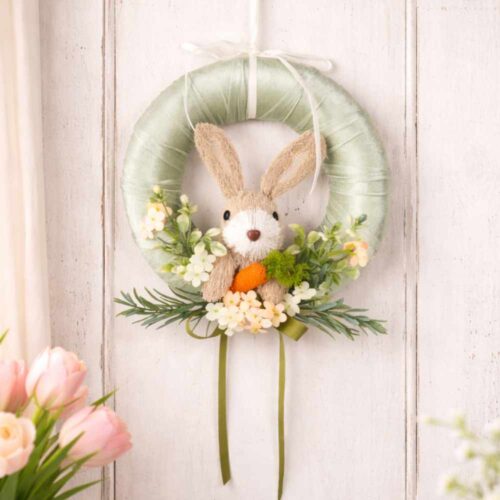 Guirnalda verde salvia Nuvole di Stoffa PePen con conejito, zanahoria naranja, hojas y flores de color claro, con cintas.