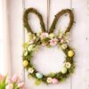 Ghirlanda coniglio in vimini e muschio con ovetti pastello puntinati, fiori rosa e margheritine, con cordino per appenderla.