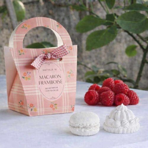 Set Mathilde M Macaron Framboise con 2 decoraciones perfumadas de tiza blanca (macaron y mignardise) en una caja rosa a cuadros con lazo.