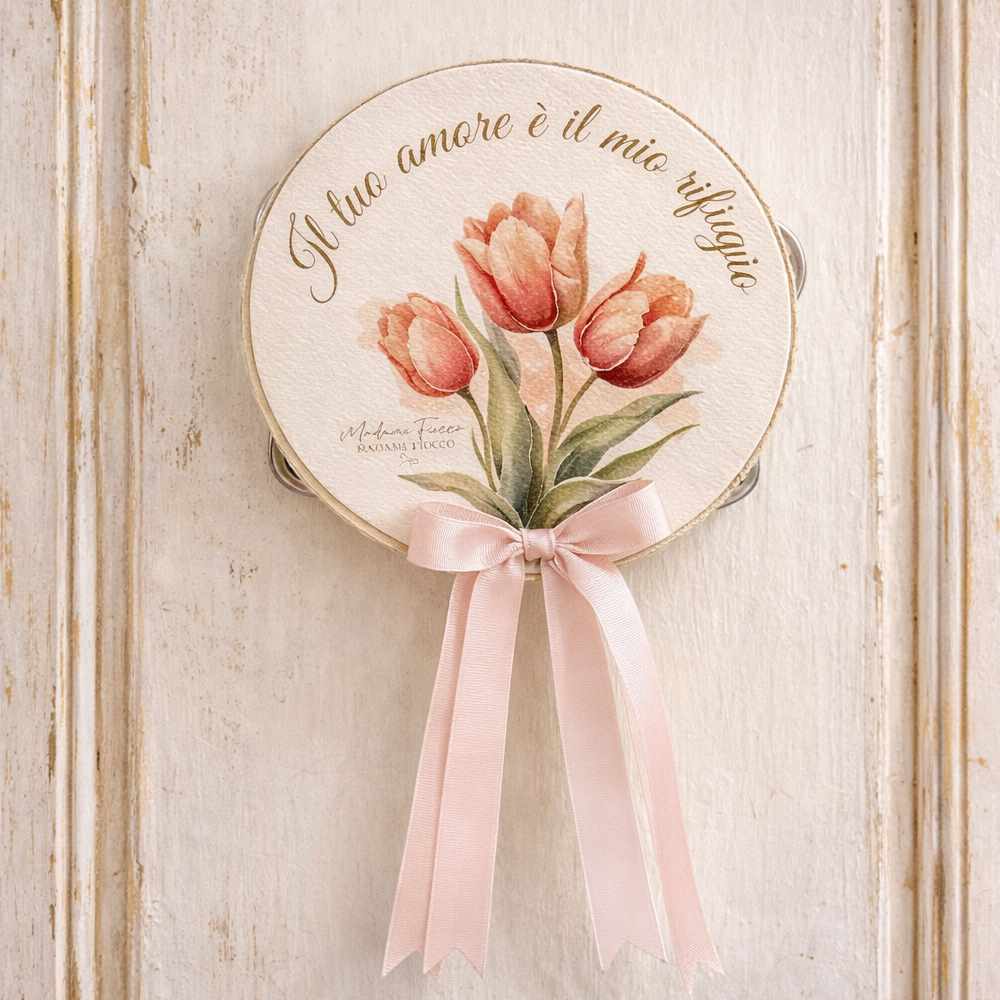 Madame Fioccò Tambourin Tulipes Pêche 13 cm 1 Tambourin 13 cm avec tulipes couleur pêche et inscription Votre amour est mon refuge avec nœud rose Madame Fioccò