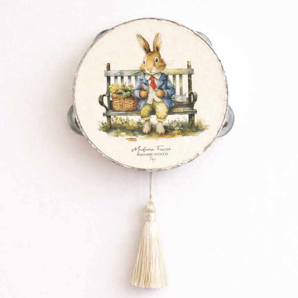 Madame Fioccò Tamburello Incanto coniglietto su panchina 13 cm 1 Tamburello pasquale Incanto 13 cm con coniglietto su panchina e nappa, Madame Fioccò