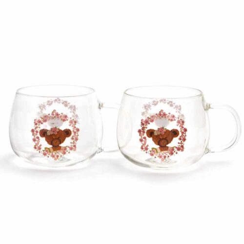 Set 2 tazze in borosilicato trasparente Sweet Bear con manico e decoro orsetto dentro cuore di fiori rosa, con scatola regalo.