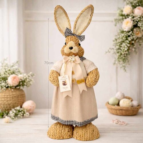 Coniglio decorativo in paglia con abito panna e dettagli a quadretti bianco e nero, collezione Pasquale Intreccio di Campagna, h 68 cm