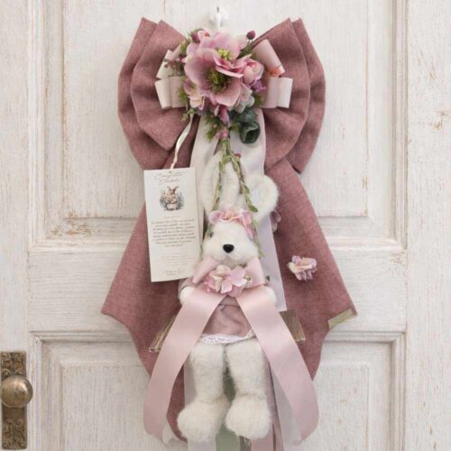 Fiocco pasquale rosa antico con coniglietto decorativo e dettaglio a dondolo, con fiori e nastri, altezza 80 cm