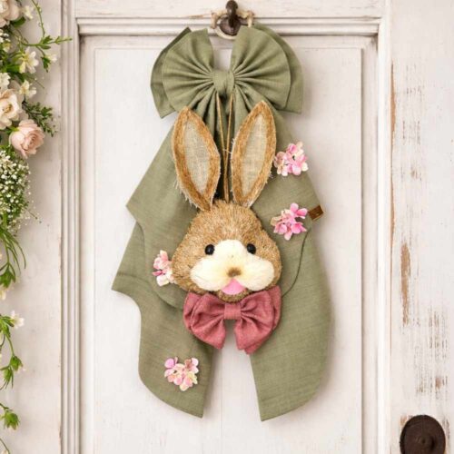 Fiocco decorativo verde con coniglio centrale, fiocco rosa e piccoli fiori rosa applicati, stile shabby chic