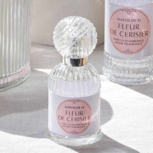 Bottiglietta Mathilde M Fleur de Cerisier 30 ml in vetro con tappo sferico effetto marmo e etichetta rosa.